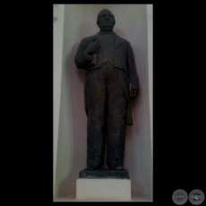 PRESIDENTE CARLOS ANTONIO LÓPEZ - Escultura en yeso de FRANCISCO ALMEIDA